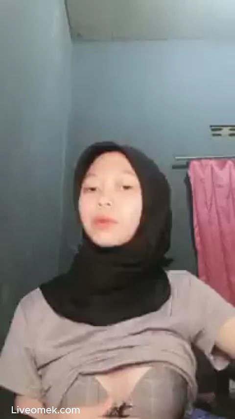 Top Abg Viral Terbaru cewek hijab yang menikmati Hangat Pelukan dari posisi atas New Trending Top 2026 Global